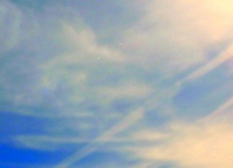 Photographiez et regardez à la loupe les chemtrails